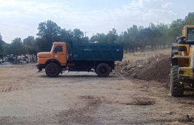 عملیات خاک‌برداری و آماده‌سازی محل برگزاری نماز میت و مراسمات در آرامستان و گلزار شهدای شهر اردل آغاز شد