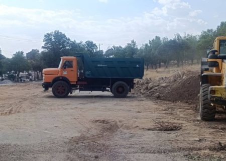 عملیات خاک‌برداری و آماده‌سازی محل برگزاری نماز میت و مراسمات در آرامستان و گلزار شهدای شهر اردل آغاز شد